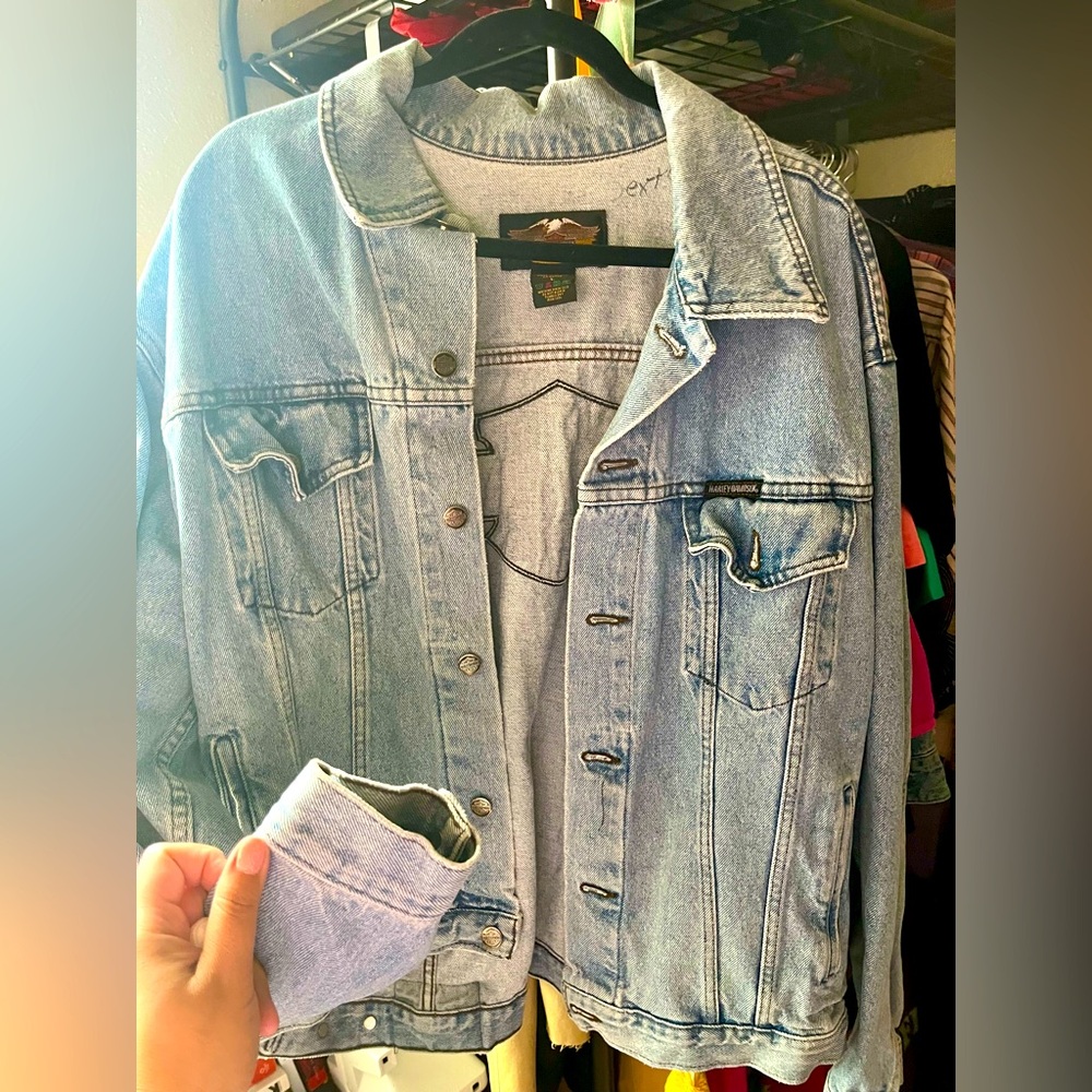 Vintage Harley- Davidson denim jacket with spearhead patch on right sleeve.